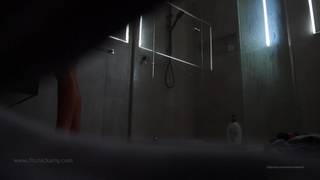 Скрытая камера в общественном душе-снимает моещуюся, голую женщину!