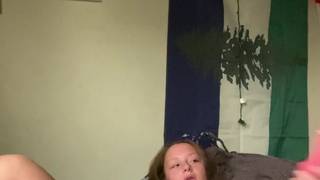 Эта девочка-подросток, ведет себя, как настоящая шлюшка на веб-камеру!