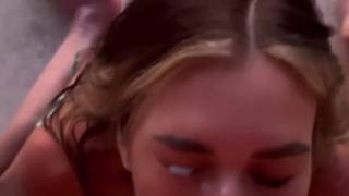 Эта очаровательная девушка-великолепно сосет член и скачет на нем!